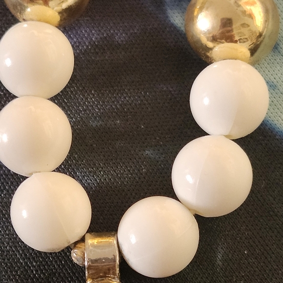 1960s LARGE MODULAR KENNETH JAY LANE CERAMIC WHITE PENDANT AND BEADS - Picture 11 of 16